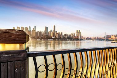 Chongqing şehir silueti, modern köprüler ve gökdelenler.