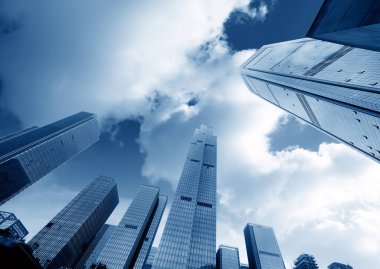 Chongqing, Çin 'deki gökdelenlerin düşük açılı görüntüsü.
