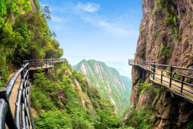 Güzel dağlar ve insan geçidi, Jiangxi, Çin.