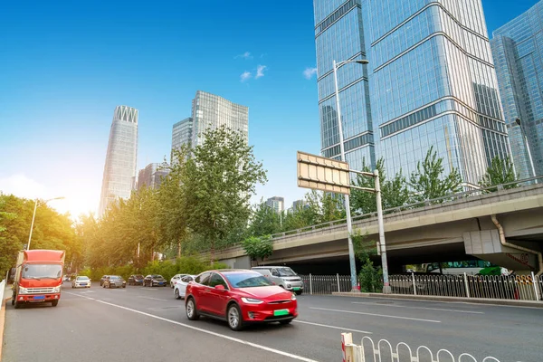 Edifícios Altos Cidade Carros Alta Velocidade Paisagem Urbana Pequim China — Fotografia de Stock