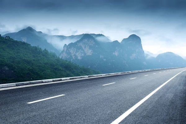 曇りの山と高速道路 — ストック写真