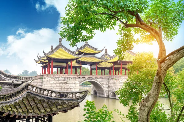 Lotus Bridgeとして知られるWuting Bridgeは 中国の揚州にあるスレンダー西湖で有名な古代の建物です — ストック写真