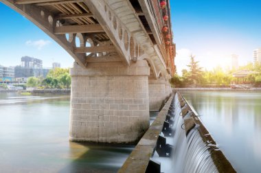 Etnik özelliklere sahip bir köprü, Duyun, Guizhou, Çin.