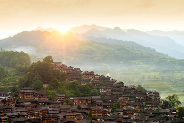 Xijiang Qianhu Miao Köyünde sabahın erken saatlerinde, Guizhou, Çin.