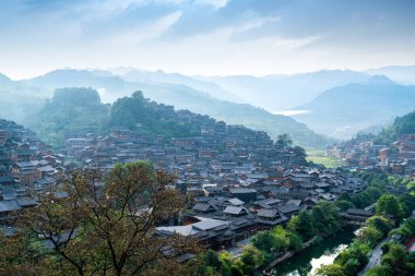 Xijiang Qianhu Miao Köyünde sabahın erken saatlerinde, Guizhou, Çin.