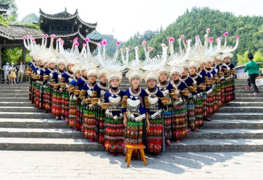 Xijiang, Çin - SEPTEMBER 2.2020: Geleneksel festival regalia 'sı içinde dans eden Miao kadınları ve Xijiang etnik azınlık Miao köyünde gümüş boynuz başlıklı renkli kostüm, Guizhou, Çin