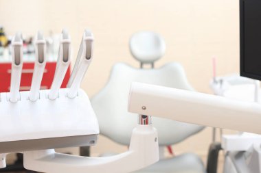 Beyaz klinikteki modern dişçilik bürosu. Tıp, sağlık, stomatoloji kavramı.