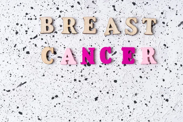 Brustkrebs Wort auf weißem Zementhintergrund.Brustkrebs. — Stockfoto