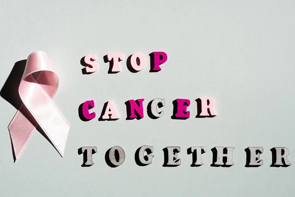 PARE CANCER TOGETHER palavra e fita rosa em fundo cinzento.Câncer de mama. — Fotografia de Stock