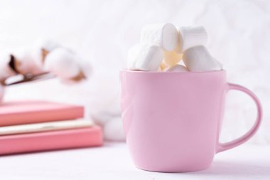 Beyaz arka planda kremalı bir fincan sıcak çikolata..