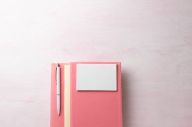 Yaratıcı, modaya uygun, minimalist, okul ya da ofis çalışma alanı gül ağacından bir arka planda. Okula dönüş. Düz yatıyordu.