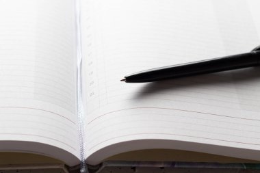 Yaratıcı, modaya uygun, minimalist, okul ya da ofis çalışma alanı arkaplanda. Okula geri dön. Düz yatıyordu.