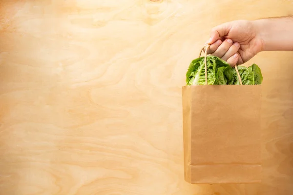 Tangan Memegang Campuran Salad Segar Dalam Paket Eco Pada Background — Stok Foto