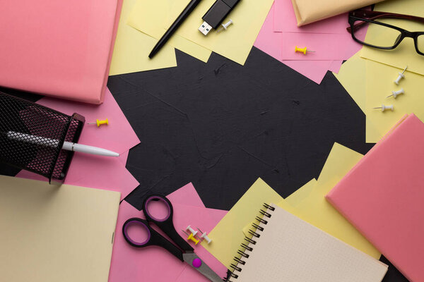 Креативное, триумфальное, минималистичное, школьное или офисное рабочее пространство с черными аксессуарами на черном фоне. Плоский лежал.