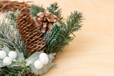 Tahta arka planda Eko Noel çelengi. Üst manzara.