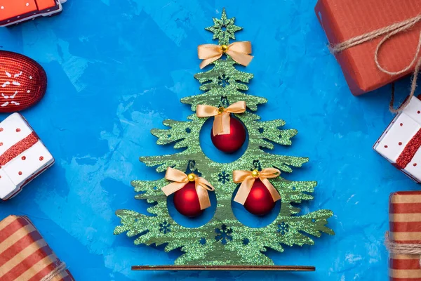 Noel ağacı ve Noel hediyeleri mavi çimento arka planda. Noel süslemesi.