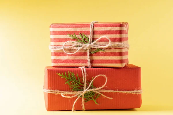 Sarı arka planda kırmızı ekolojik Noel hediyeleri