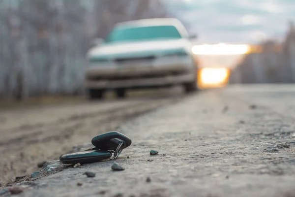 kayıp araba anahtarları spor araba bulanık arka plan üzerinde asfalt üzerinde