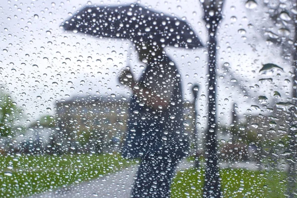 青い傘 ヴィンテージを抱きかかえたから背景をぼかした写真をガラスに雨の滴 — ストック写真