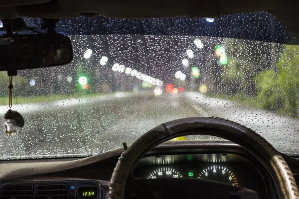 Hermosas Gotas Agua Parabrisas Del Coche Con Los Limpiacristales Encendidos — Foto de Stock