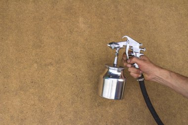 El kompresör bulanık arka plan üzerinde boya tabancası