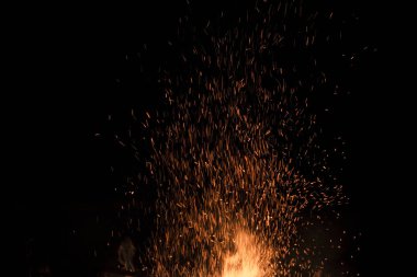 şenlik ateşi kıvılcım gece, sığ odak karanlık gökyüzünde