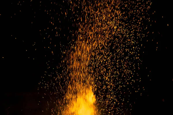 Lagerfeuerfunke Dunklen Himmel Der Nacht Flacher Fokus — Stockfoto