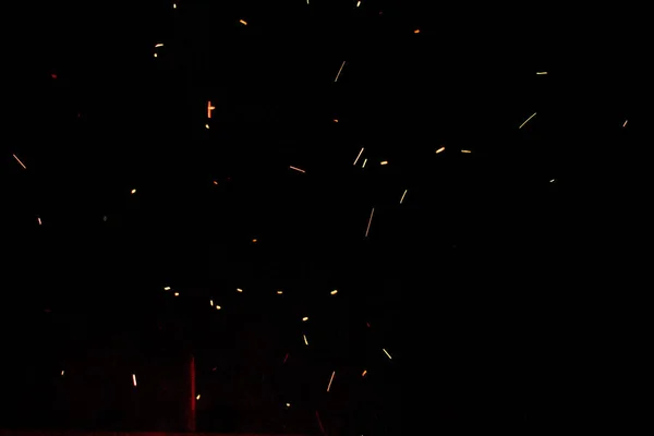 şenlik ateşi kıvılcım gece, sığ odak karanlık gökyüzünde