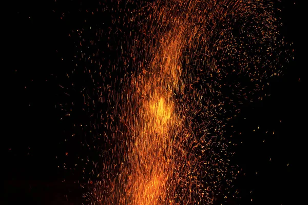 夜、浅いフォーカスで暗い空で焚き火スパーク — ストック写真
