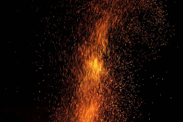 Lagerfeuerfunke am dunklen Himmel in der Nacht, flacher Fokus — Stockfoto