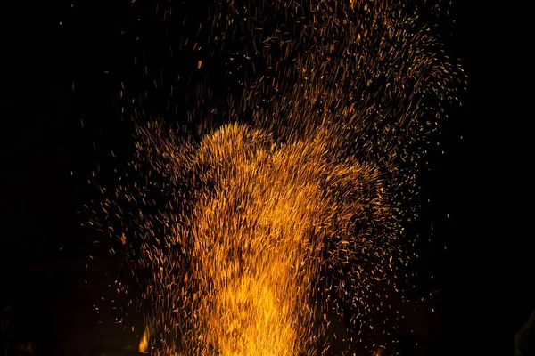 şenlik ateşi kıvılcım gece, sığ odak karanlık gökyüzünde