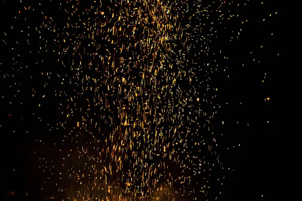 Falò scintilla nel cielo buio di notte, fuoco superficiale — Foto Stock