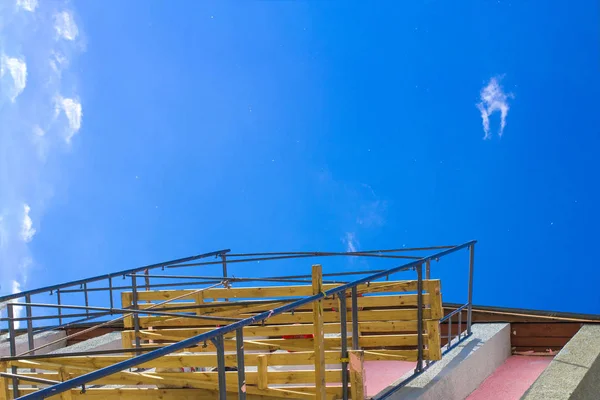 Silhueta Funcionários Construção Andaime Que Trabalha Abaixo Céu Azul — Fotografia de Stock
