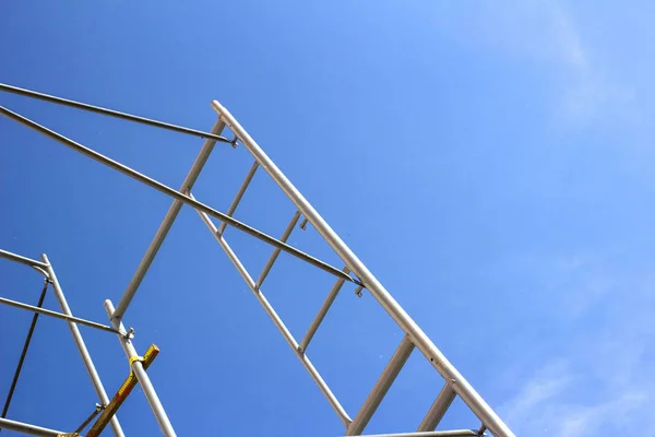 Silhueta Funcionários Construção Andaime Que Trabalha Abaixo Céu Azul — Fotografia de Stock