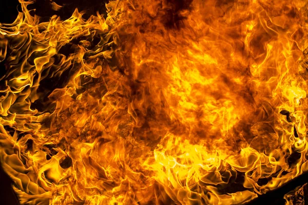 Сгоревшее Кресло Огне Крупным Планом Черном Фоне — стоковое фото