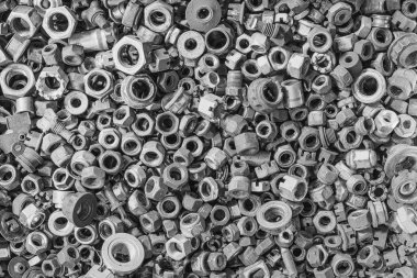 Farklı metalik cıvata ve cevizlerin ayrıntıları