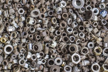 Farklı metalik cıvata ve cevizlerin ayrıntıları