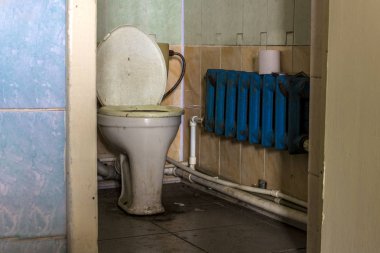 Bir eski, yıkık bina, umumi tuvalet, İçişleri