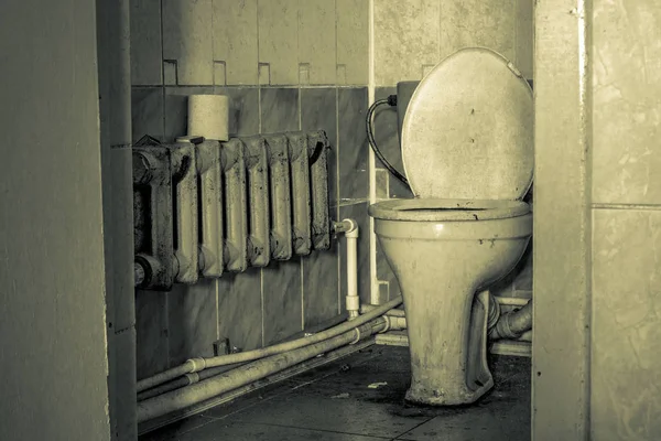 Інтер Старої Зруйнованої Будівлі Громадський Туалет — стокове фото