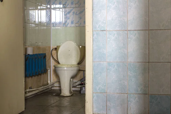 Interior de um edifício velho, arruinado, banheiro público — Fotografia de Stock