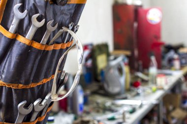 İngiliz anahtarları çalışma alanı'nın bulanık bir arka plan üzerinde bir durumda bir