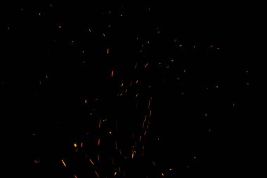 Siyah arkaplanda kıvılcımlar ve ateş