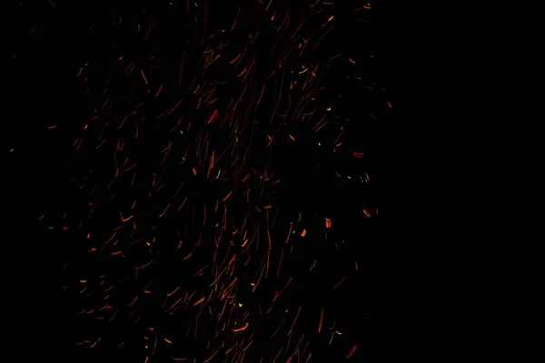 Siyah arkaplanda kıvılcımlar ve ateş