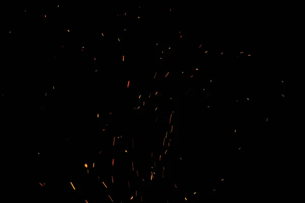 Siyah arkaplanda kıvılcımlar ve ateş