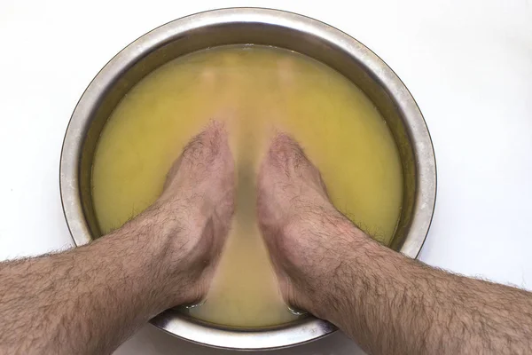 Erkek bir havza hardallı ayaklarda beyaz doğal zemin üzerinde bacaklarını soars