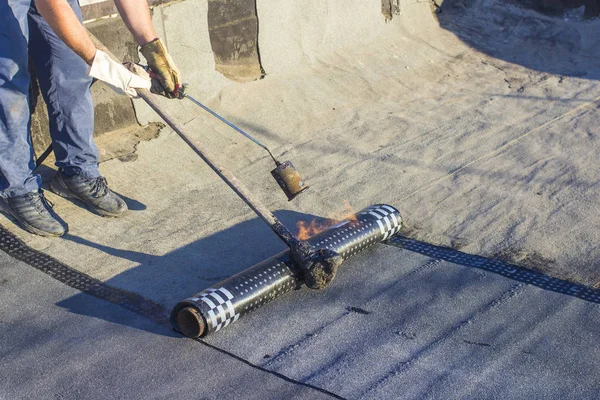 İnşaat sırasında propan pürmüz ile çatı kurulumunu başlat