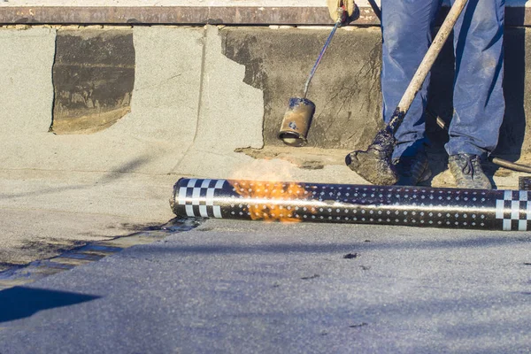 Rulltak Installation Med Blåslampa För Propan Byggnadsarbeten — Stockfoto