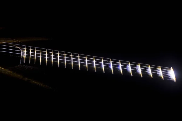 Extrémité Accordante Une Guitare Isolée Sur Fond Noir — Photo