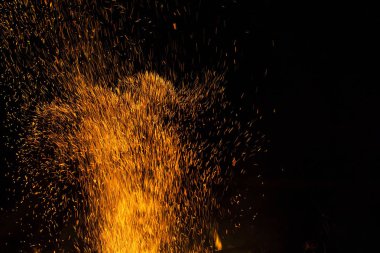 şenlik ateşi kıvılcım gece, sığ odak karanlık gökyüzünde