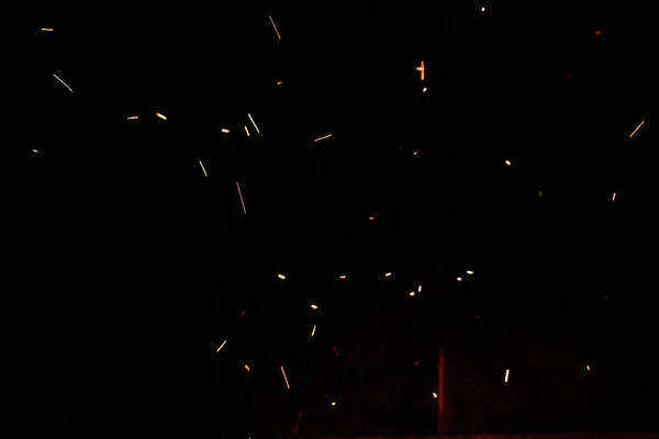 şenlik ateşi kıvılcım gece, sığ odak karanlık gökyüzünde